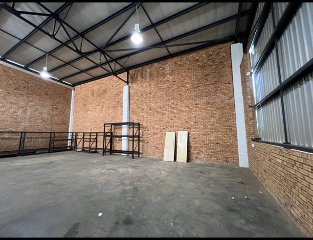 304M² WAREHOUSE TO LET IN LANSERIA
